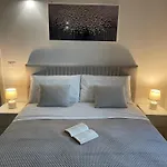 Eos - A Due Passi Da Piazza Pisanelli E Ospedale Panico Apartman