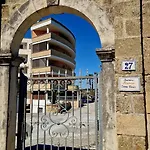 Eos - A Due Passi Da Piazza Pisanelli E Ospedale Panico