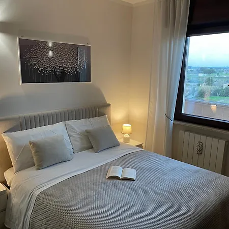 Eos - A Due Passi Da Piazza Pisanelli E Ospedale Panico Триказе