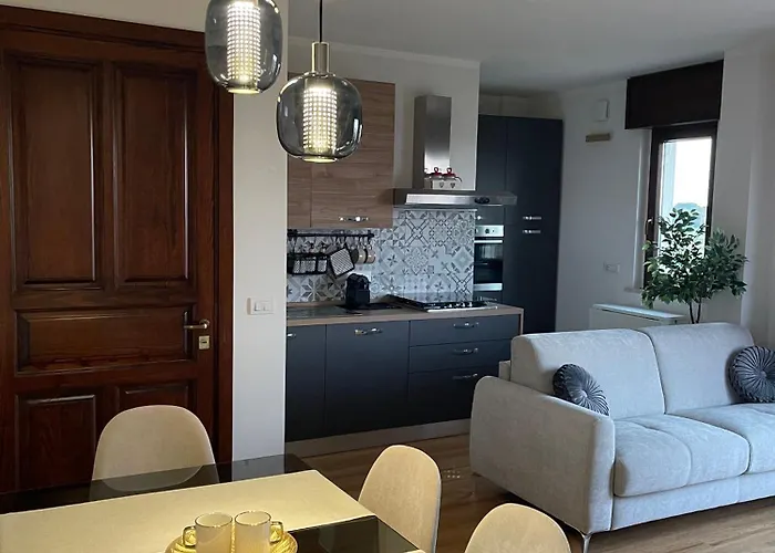 Eos - A Due Passi Da Piazza Pisanelli E Ospedale Panico Триказе