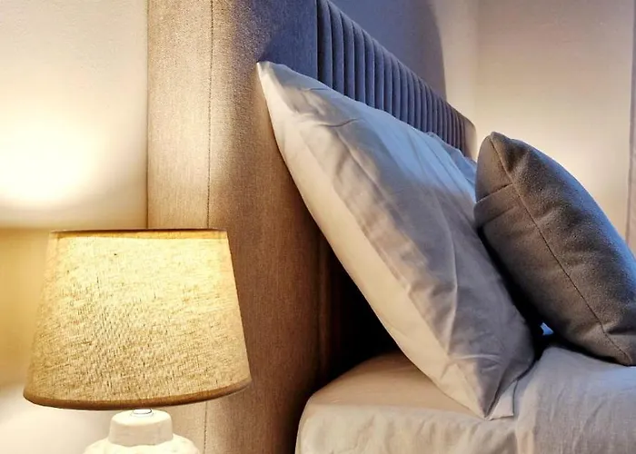 Eos - A Due Passi Da Piazza Pisanelli E Ospedale Panico