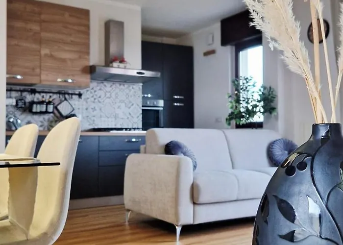 Eos - A Due Passi Da Piazza Pisanelli E Ospedale Panico