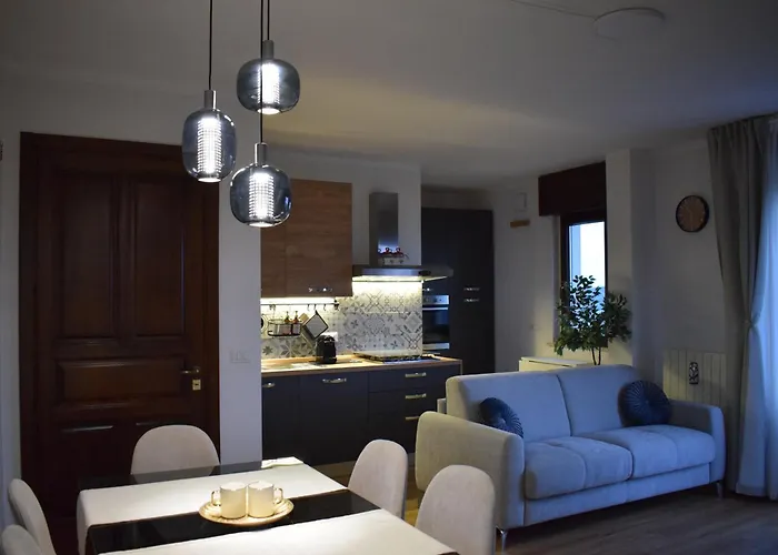 Eos - A Due Passi Da Piazza Pisanelli E Ospedale Panico * Триказе